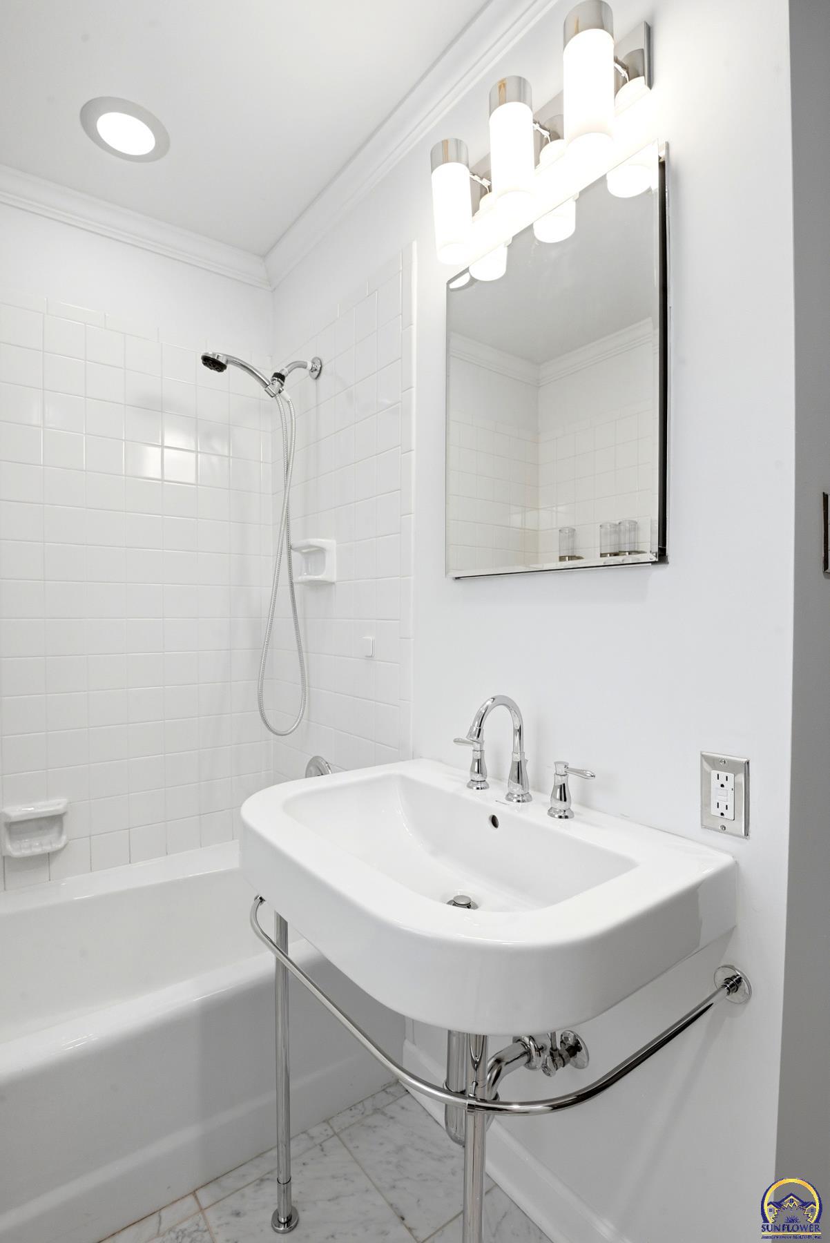 3154 Southwest 15th Street Topeka, KS 66604 - Photo 28 of 68