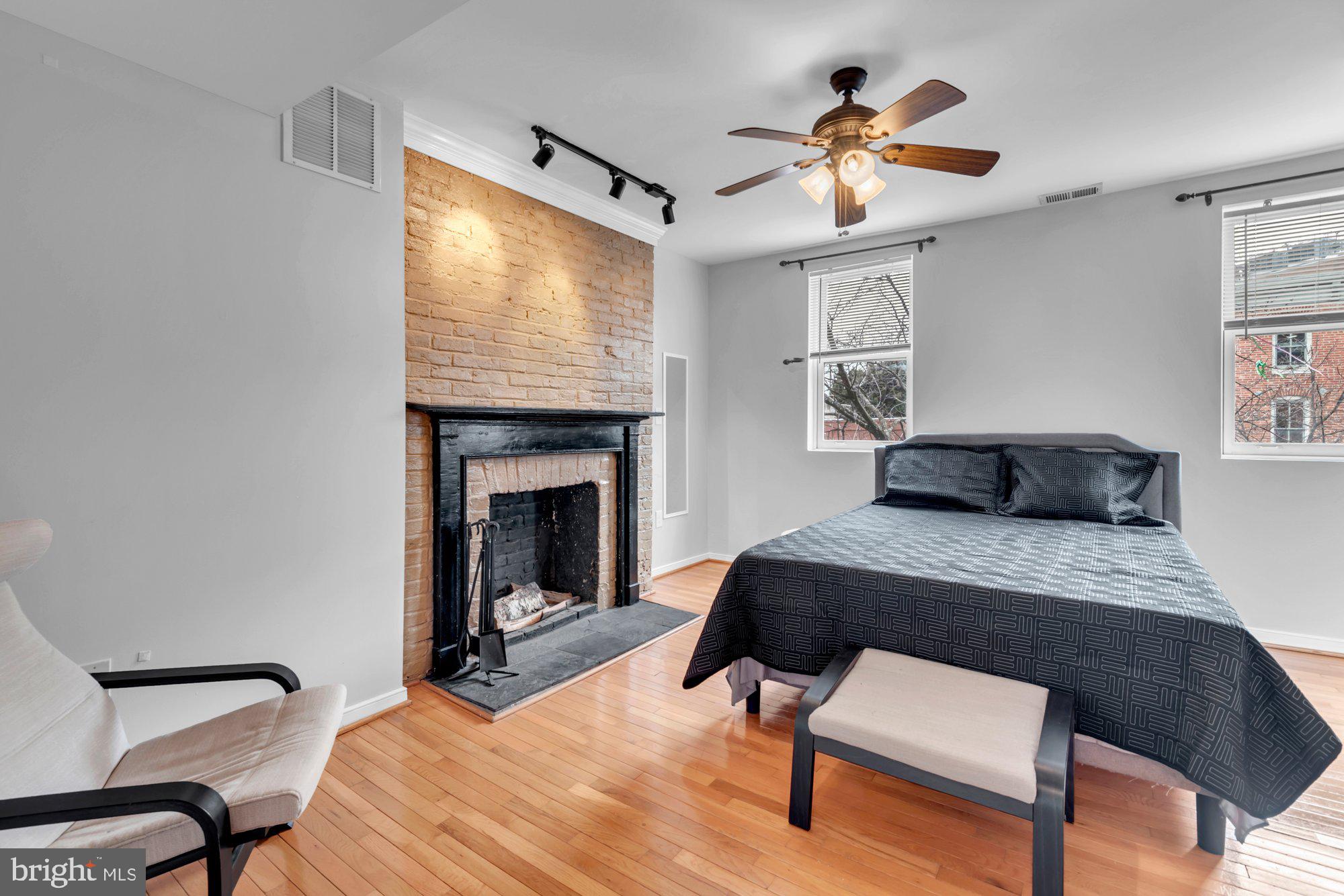 210 West Read Street Baltimore, MD 21201 - Photo 17 of 26 a living room with furniture and a fireplace