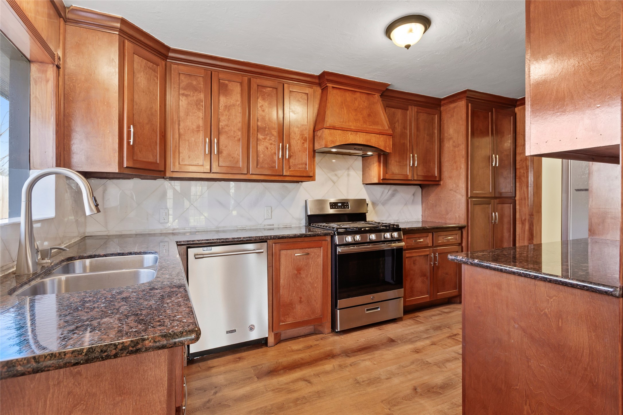 2108 Basket Street Pasadena, TX 77502 - Photo 7 of 25