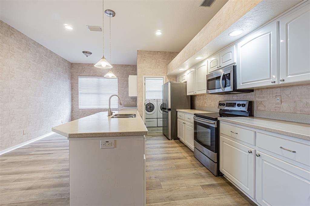 12124 94th Way North Largo, FL 33773 - Photo 4 of 38