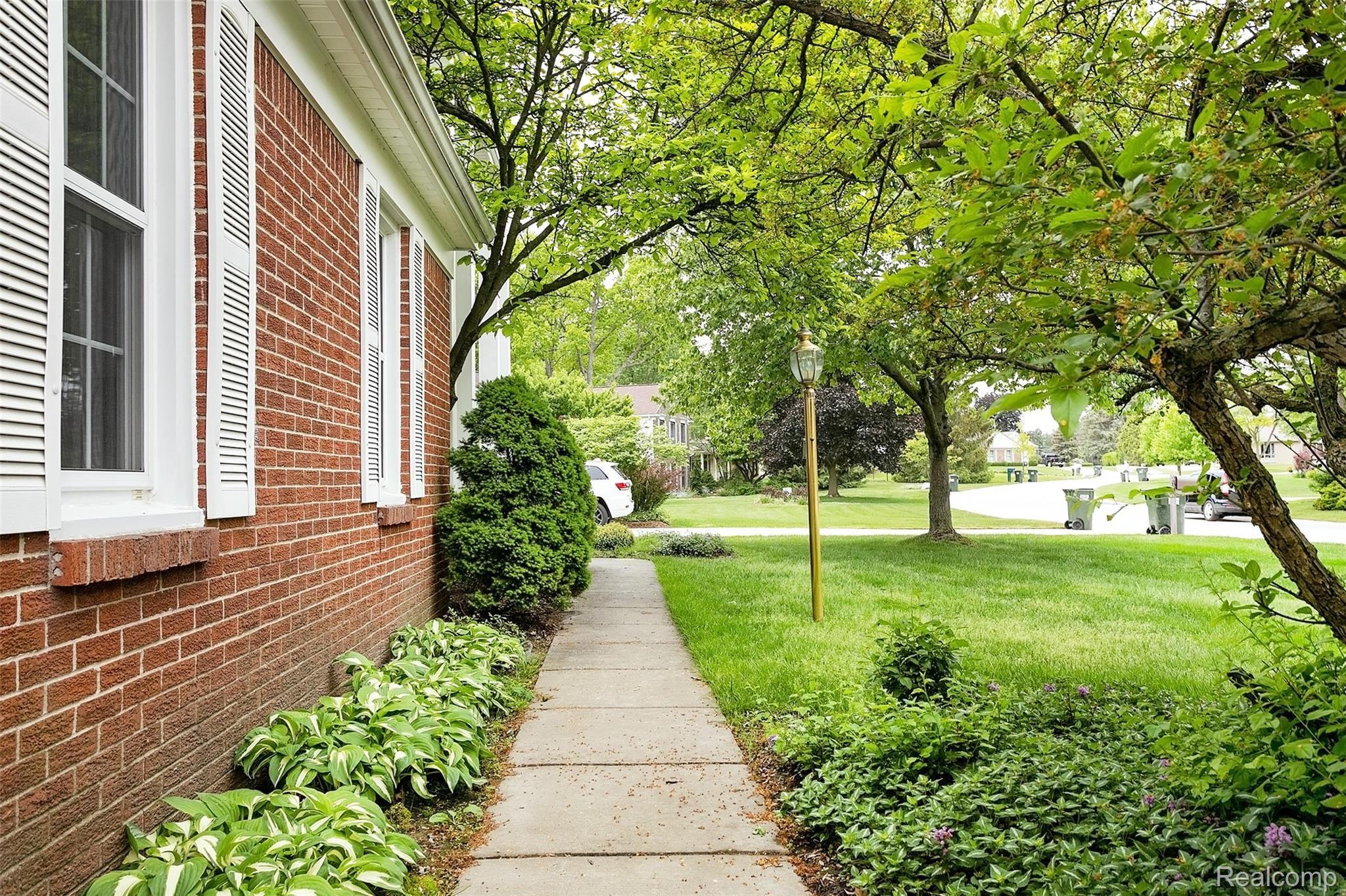2833 Chancery Court Rochester, MI 48306 - Photo 35 of 38 Front Walkway