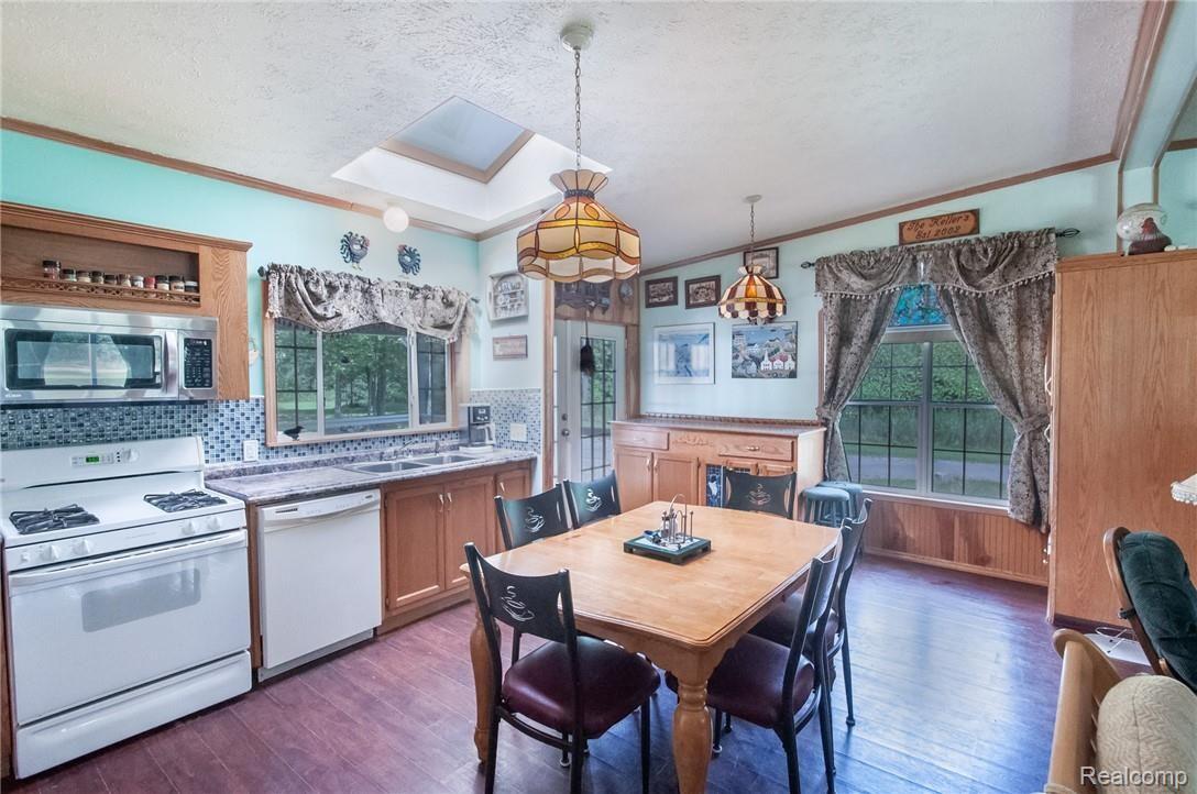 46030 Arkona Road Belleville, MI 48111 - Photo 6 of 36 ArkonaRd_46030_Kitchen_01.jpg