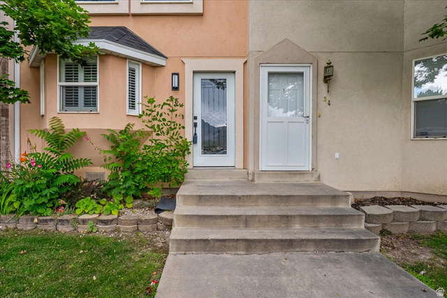 38 South 1000th Street East Payson, UT 84651 - Photo 3 of 19 Dual entryways with steps leading to each entrance