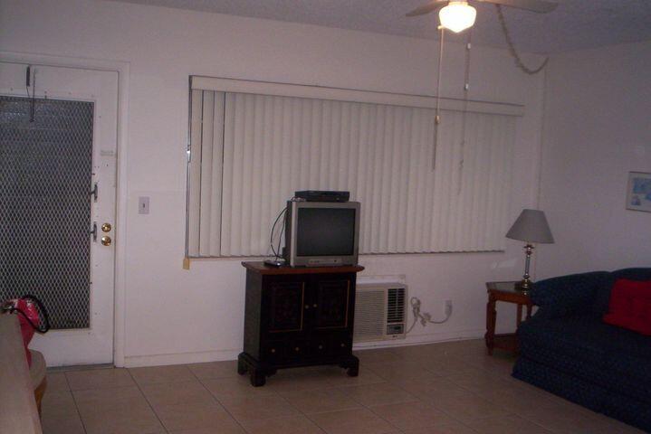 175 Fanshaw East, Unit 175 Boca Raton, FL 33434 - Photo 4 of 25 Wall AC,Fan wLight, Verticles