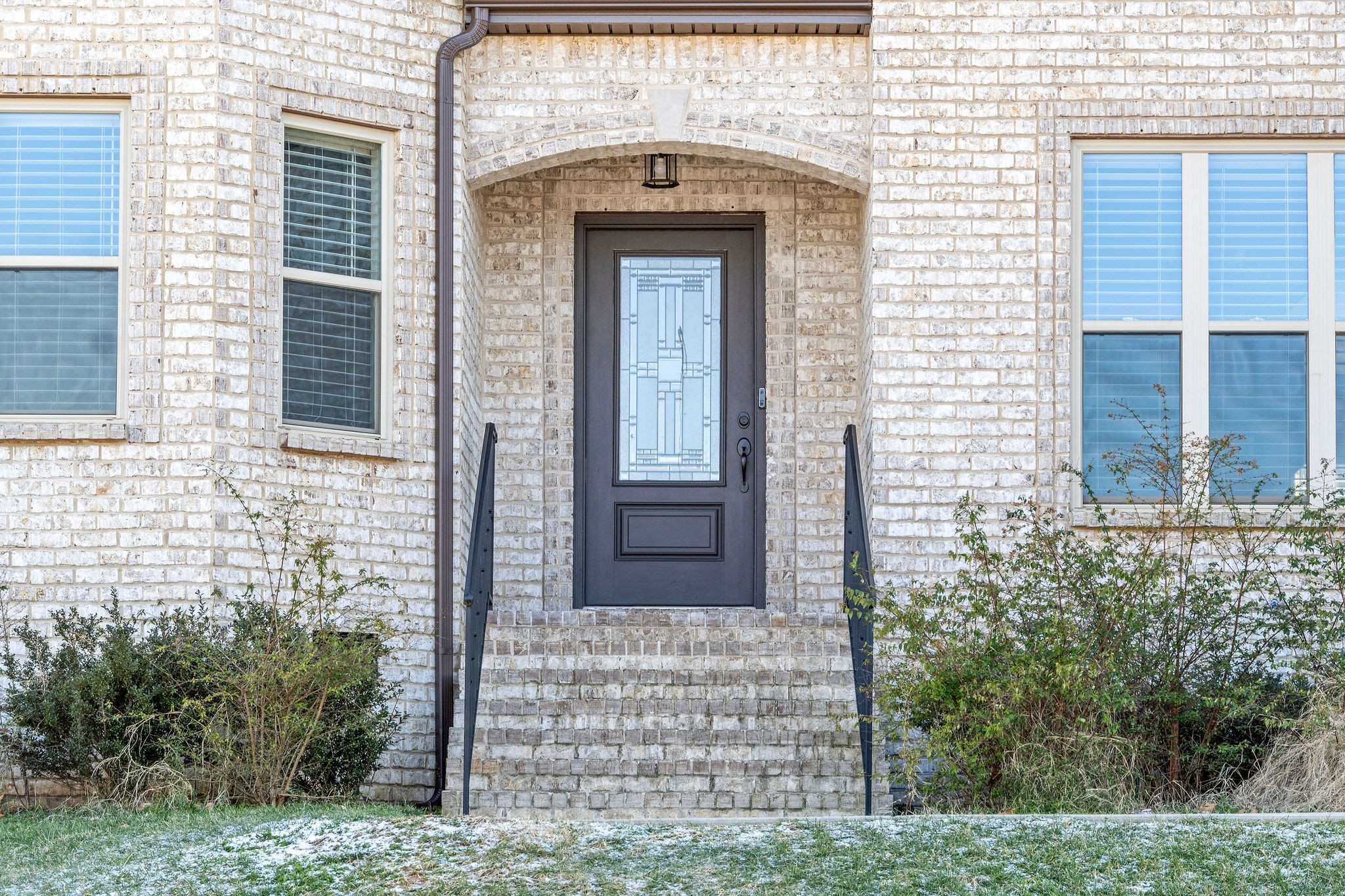 520 Larkspur Drive Clarksville, TN 37043 - Photo 2 of 34 a front view of a house with plants