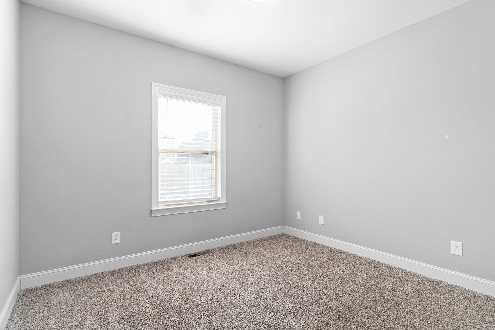 520 Larkspur Drive Clarksville, TN 37043 - Photo 26 of 34 an empty room with a window