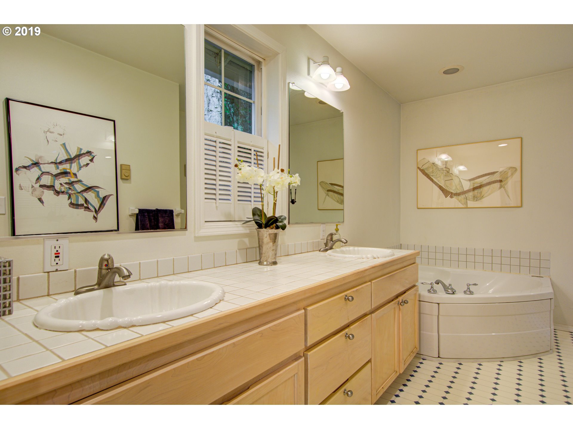 4405 Southwest Halcyon Road Tualatin, OR 97062 - Photo 16 of 32 Owner's Suite Bathroom