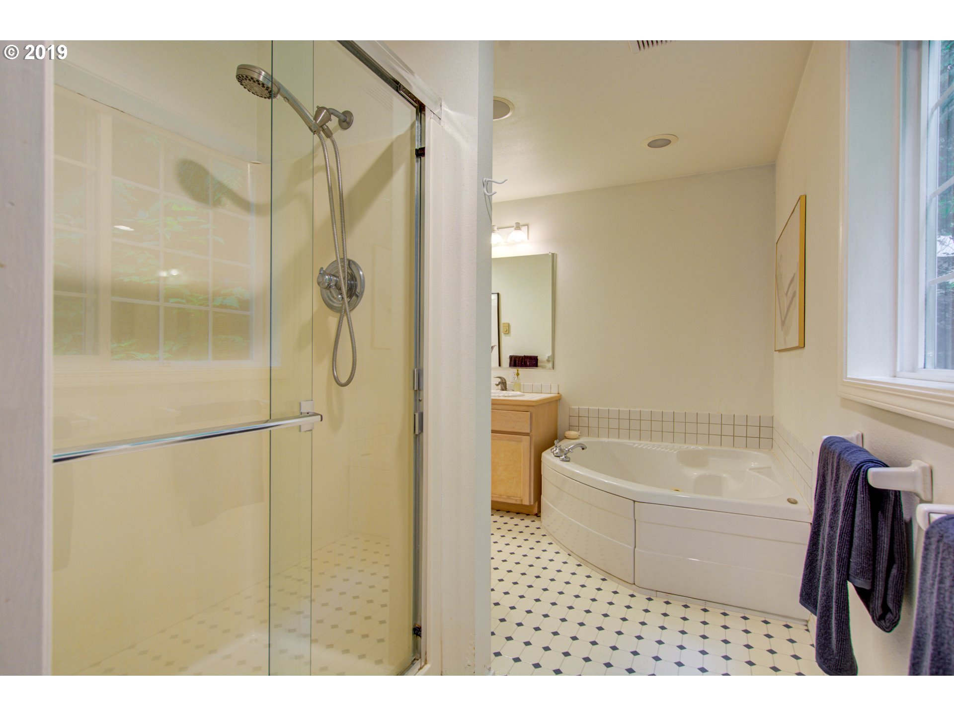 4405 Southwest Halcyon Road Tualatin, OR 97062 - Photo 17 of 32 Owner's Suite Bathroom