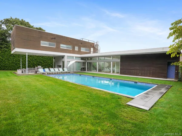 a view of an house with swimming pool