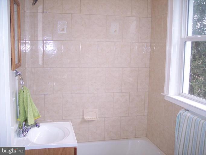 653 Orpington Road Baltimore, MD 21229 - Photo 14 of 14 2nd flr Full Bathroom