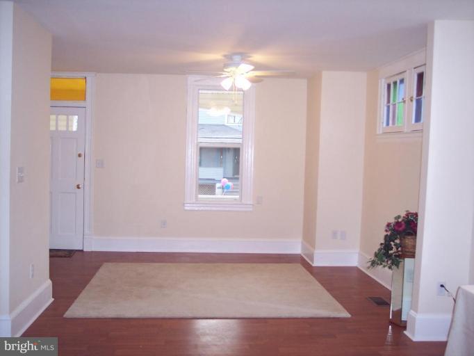 653 Orpington Road Baltimore, MD 21229 - Photo 9 of 14 Living Room