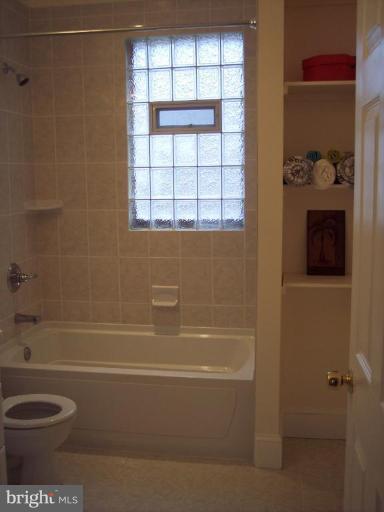 653 Orpington Road Baltimore, MD 21229 - Photo 10 of 14 1st Floor Full Bathroom