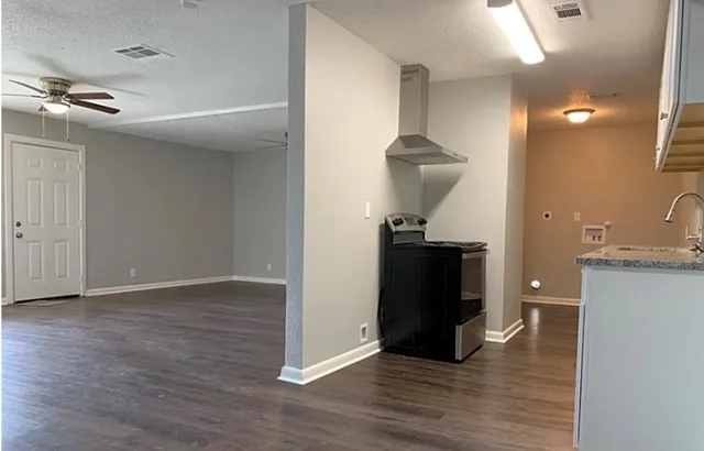 $1,800 | 5427 Willow Glen Drive, Houston, TX 77033