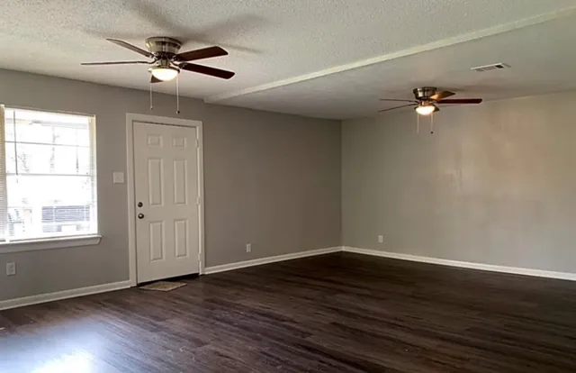 $1,800 | 5427 Willow Glen Drive, Houston, TX 77033