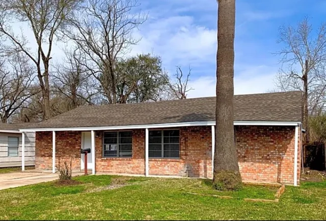 $1,800 | 5427 Willow Glen Drive, Houston, TX 77033
