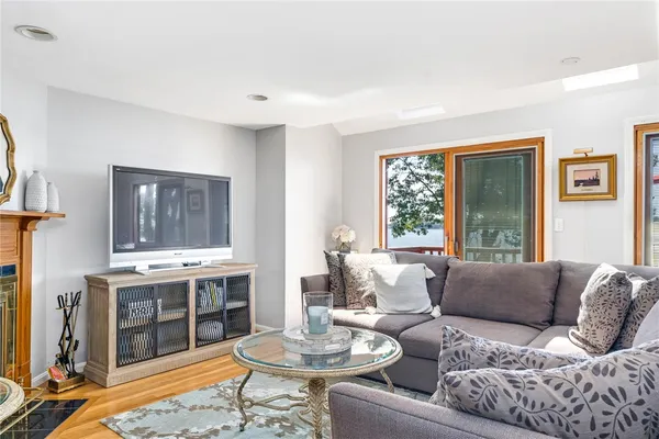 $4,200 | 40 Oak Grove Street, Unit 1, Warwick, RI 02818