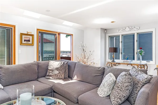 $4,200 | 40 Oak Grove Street, Unit 1, Warwick, RI 02818