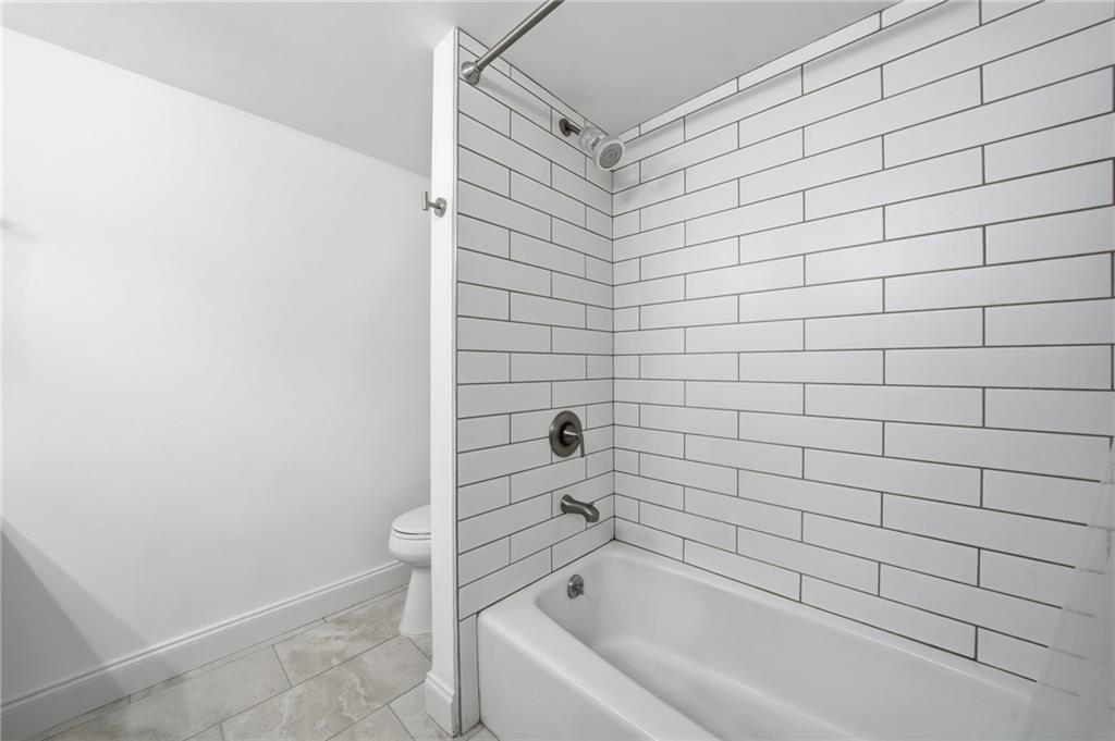 6851 Roswell Road, Unit H29 Atlanta, GA 30328 - Photo 21 of 50 a bathroom with a bathtub