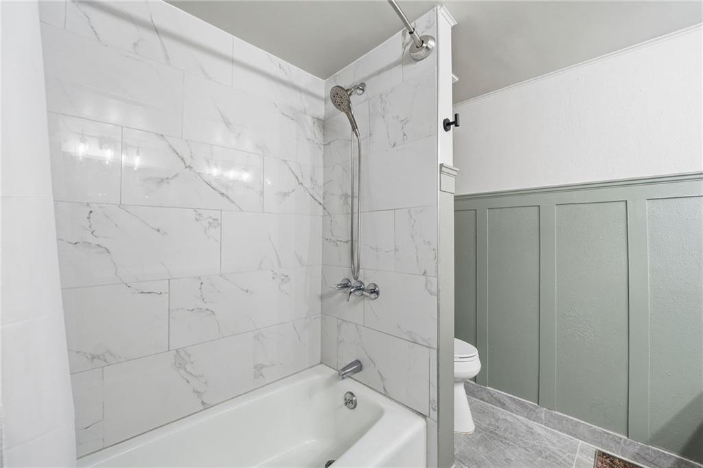 6851 Roswell Road, Unit H29 Atlanta, GA 30328 - Photo 25 of 50 a bathroom with a tub shower and vanity