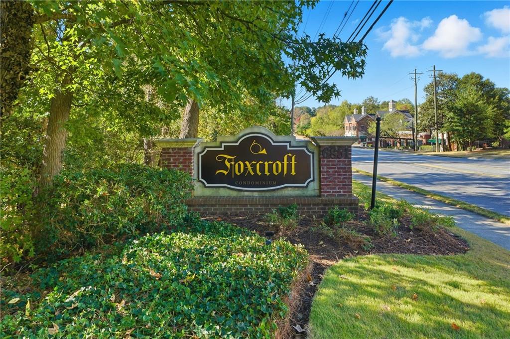 6851 Roswell Road, Unit H29 Atlanta, GA 30328 - Photo 33 of 50 a street sign that is sitting in the middle of a park