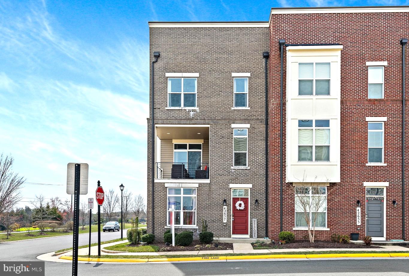 Contemporary 3 Level End Unit Townhouse