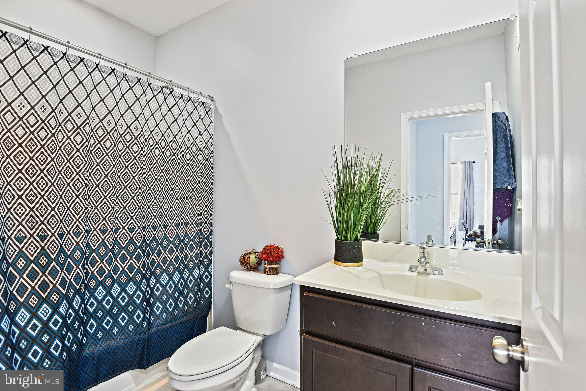 42657 Aden Terrace Ashburn, VA 20148 - Photo 29 of 37 Shared Bath Upper Level with Tub