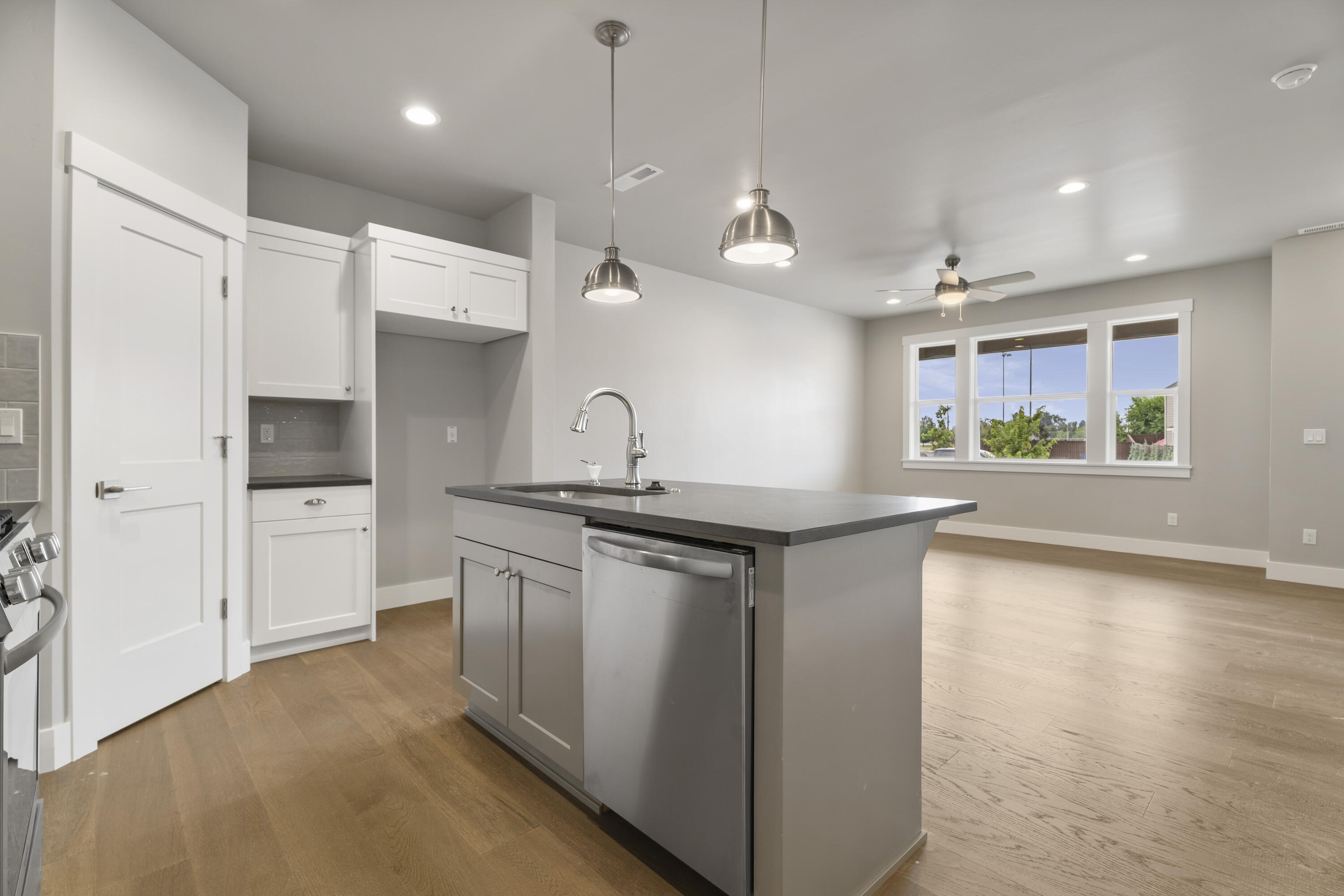 3937 Southwest Coyote Avenue, Unit LOT 154 Redmond, OR 97756 - Photo 6 of 24 06-Kitchen