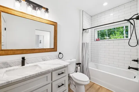 a en suite bathroom with a double vanity sink and a mirror