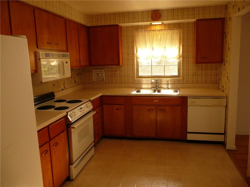 234 Lytton Road Coraopolis, PA 15108 - Photo 6 of 20 EAT-IN -KITCHEN