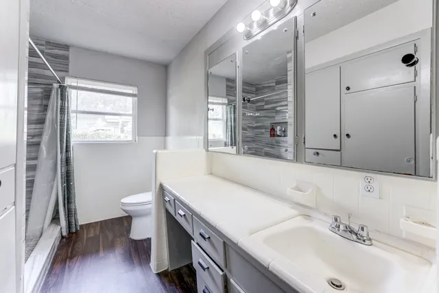a en suite bathroom with a double vanity sink and a mirror