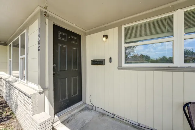 a view of a hallway with windows and entryway
