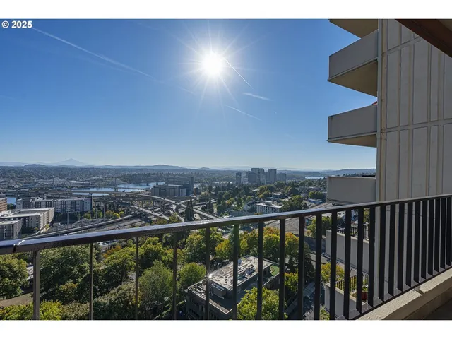 $565,000 | 2221 Southwest 1st Avenue, Unit 2122, Portland, OR 97201