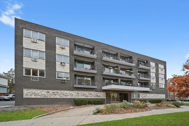 $295,000 | 401 South Grove Avenue, Unit 1A, Oak Park, IL 60302