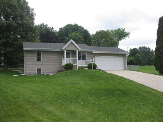 5942 Whitecliff Road Rockford, IL 61109 - Photo 1 of 5 Gallery Image 1
