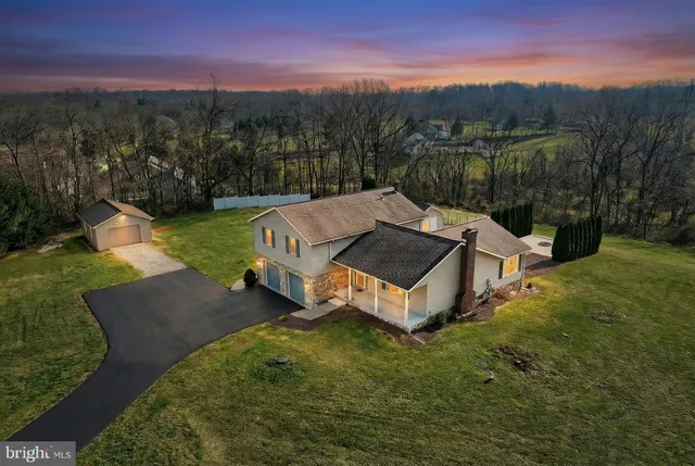 a view of a house with a yard