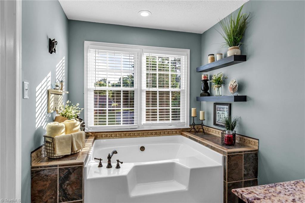 3861 Sandlewood Road High Point, NC 27265 - Photo 13 of 25 Gallery Image 13
