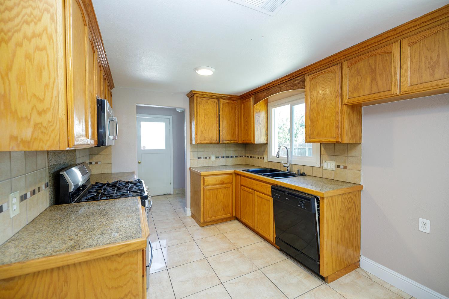 825 Wheatley Avenue Modesto, CA 95351 - Photo 10 of 24