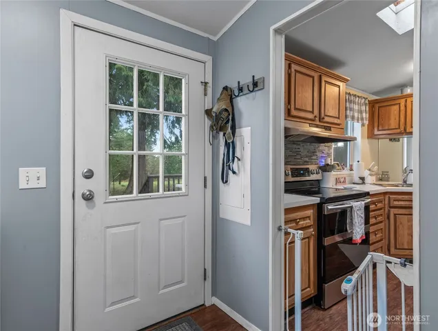 a view of a house with backyard and trees