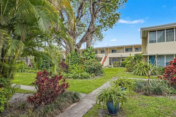 a view of a yard in front of house