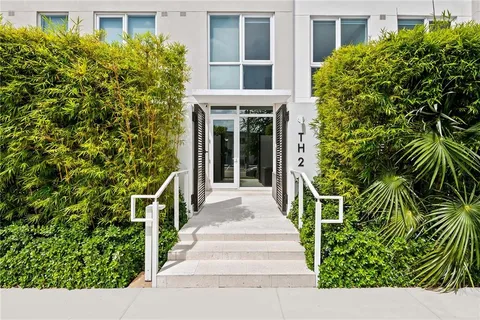 $1,100,000 | 401 North Birch Road, Unit TH2, Fort Lauderdale, FL 33304