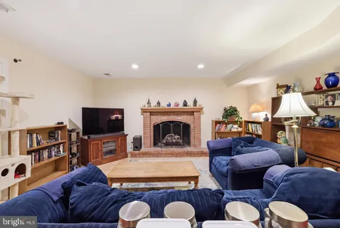 $765,000 | 4908 Woodland Way, Annandale, VA 22003