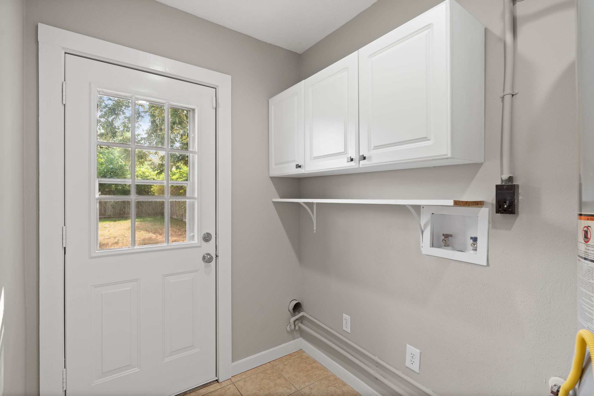 2007 Wakefield Drive Houston, TX 77018 - Photo 13 of 29 Enjoy the convenience of a hidden laundry room between the kitchen and back door—perfect for keeping laundry out of sight while staying just steps away from where you need it most.