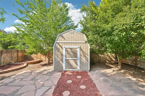 a view of a outdoor space with a backyard