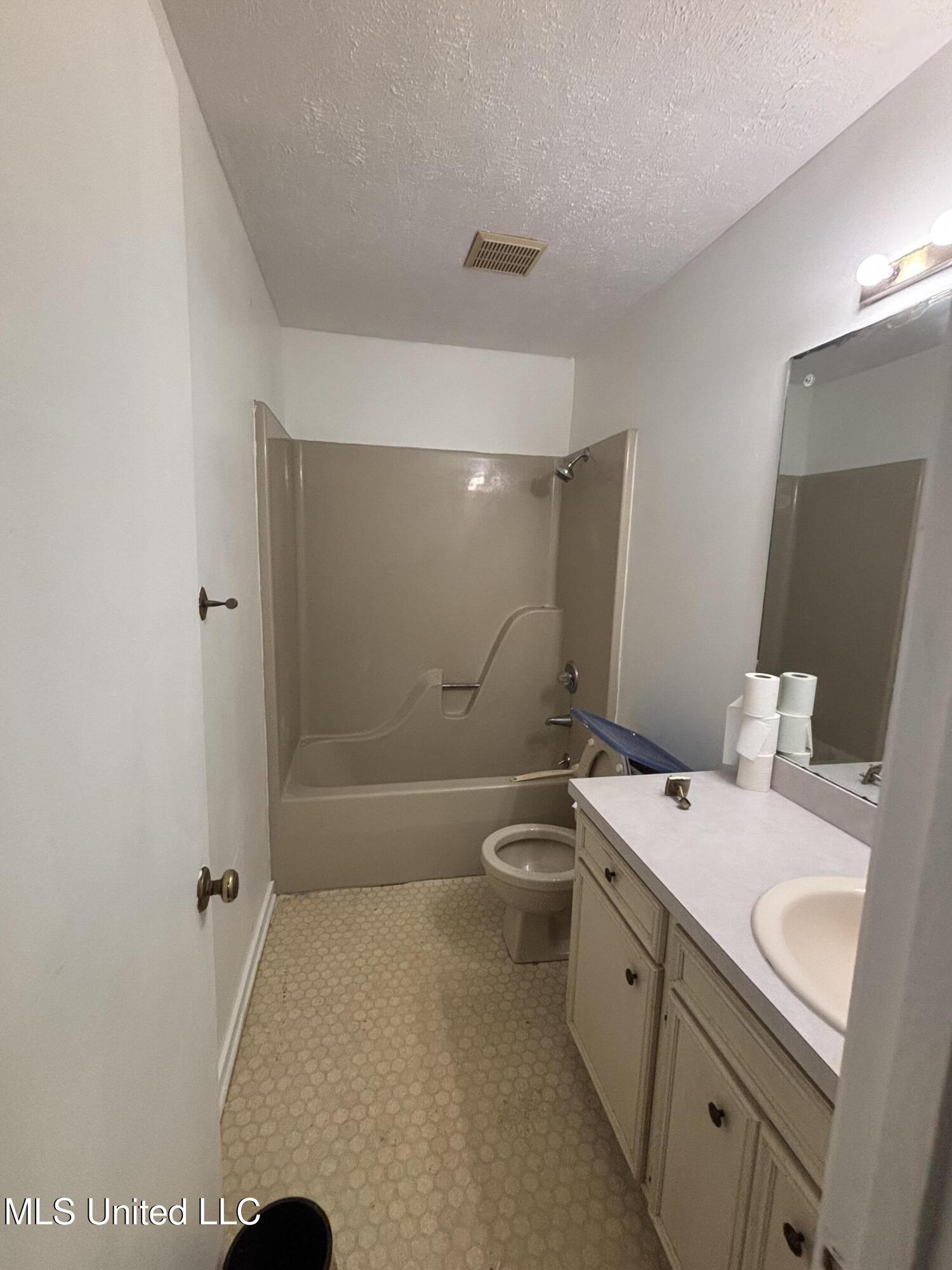 847 Woodbury Road Jackson, MS 39206 - Photo 11 of 12 Primary Bath