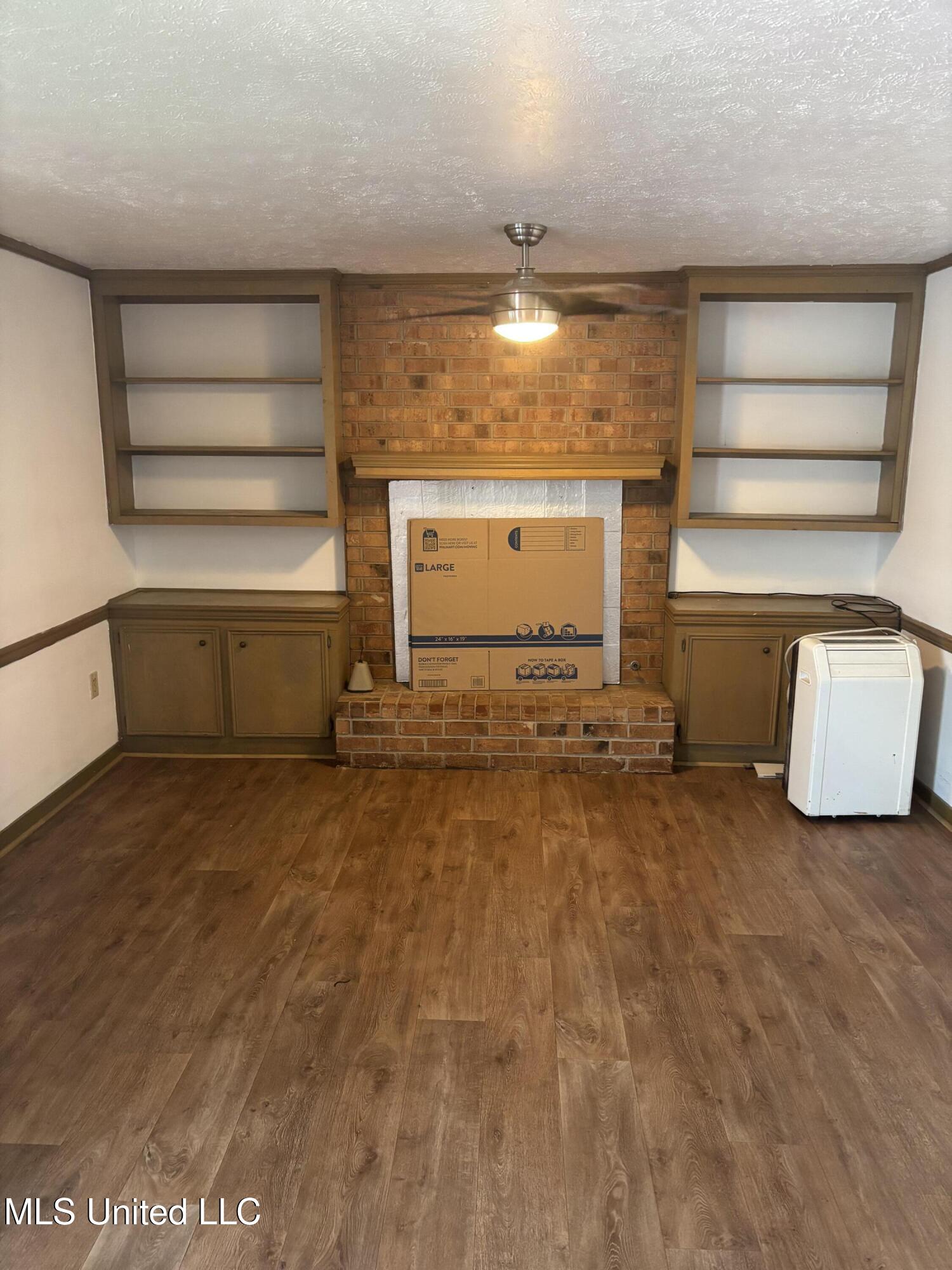 847 Woodbury Road Jackson, MS 39206 - Photo 3 of 12 Living Room