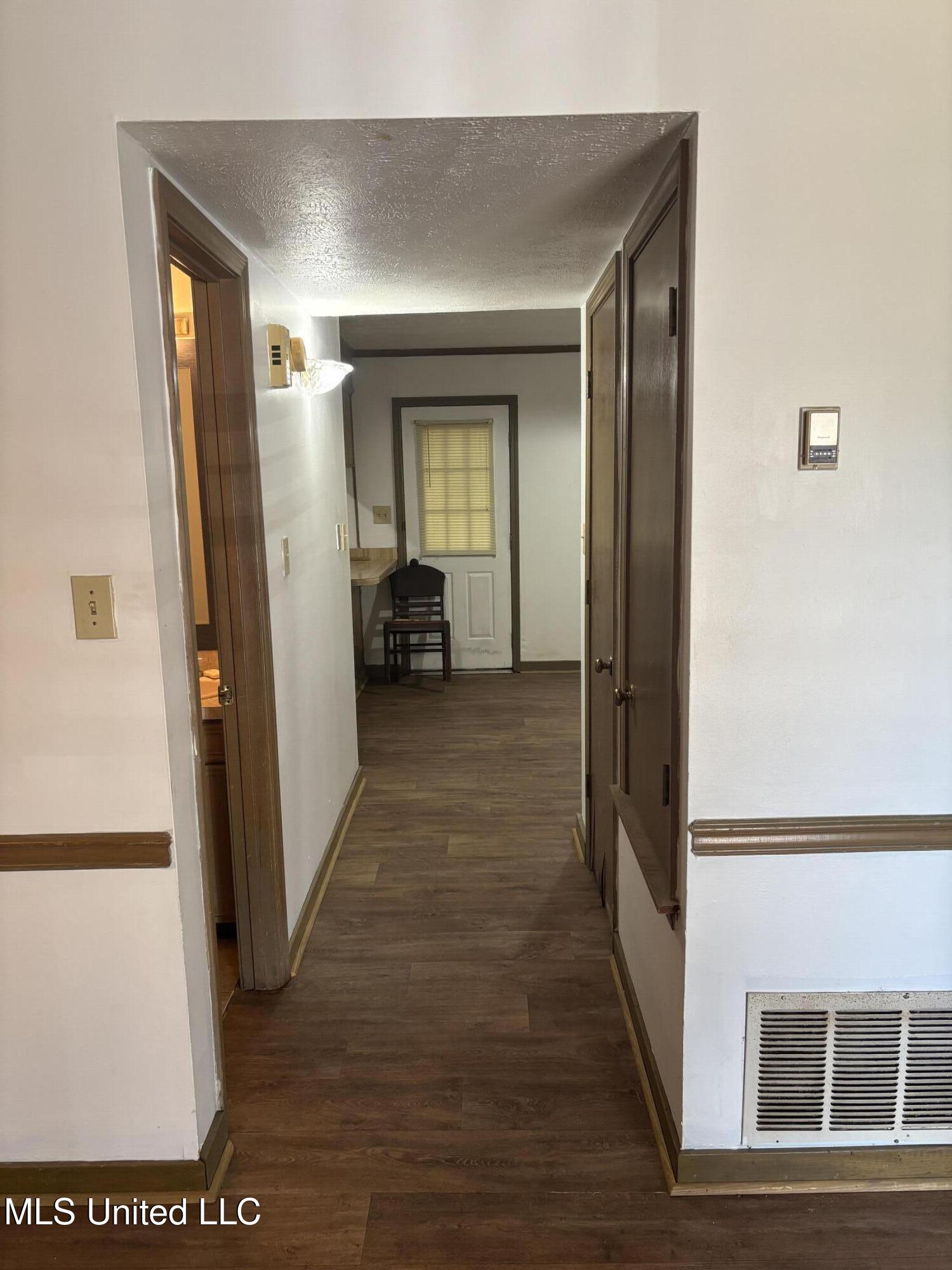 847 Woodbury Road Jackson, MS 39206 - Photo 4 of 12 Hall