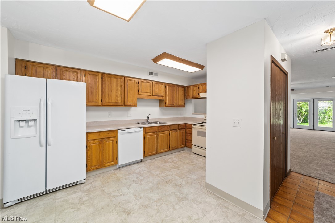4675 Mayfield Road, Unit D South Euclid, OH 44121 - Photo 6 of 28 Kitchen