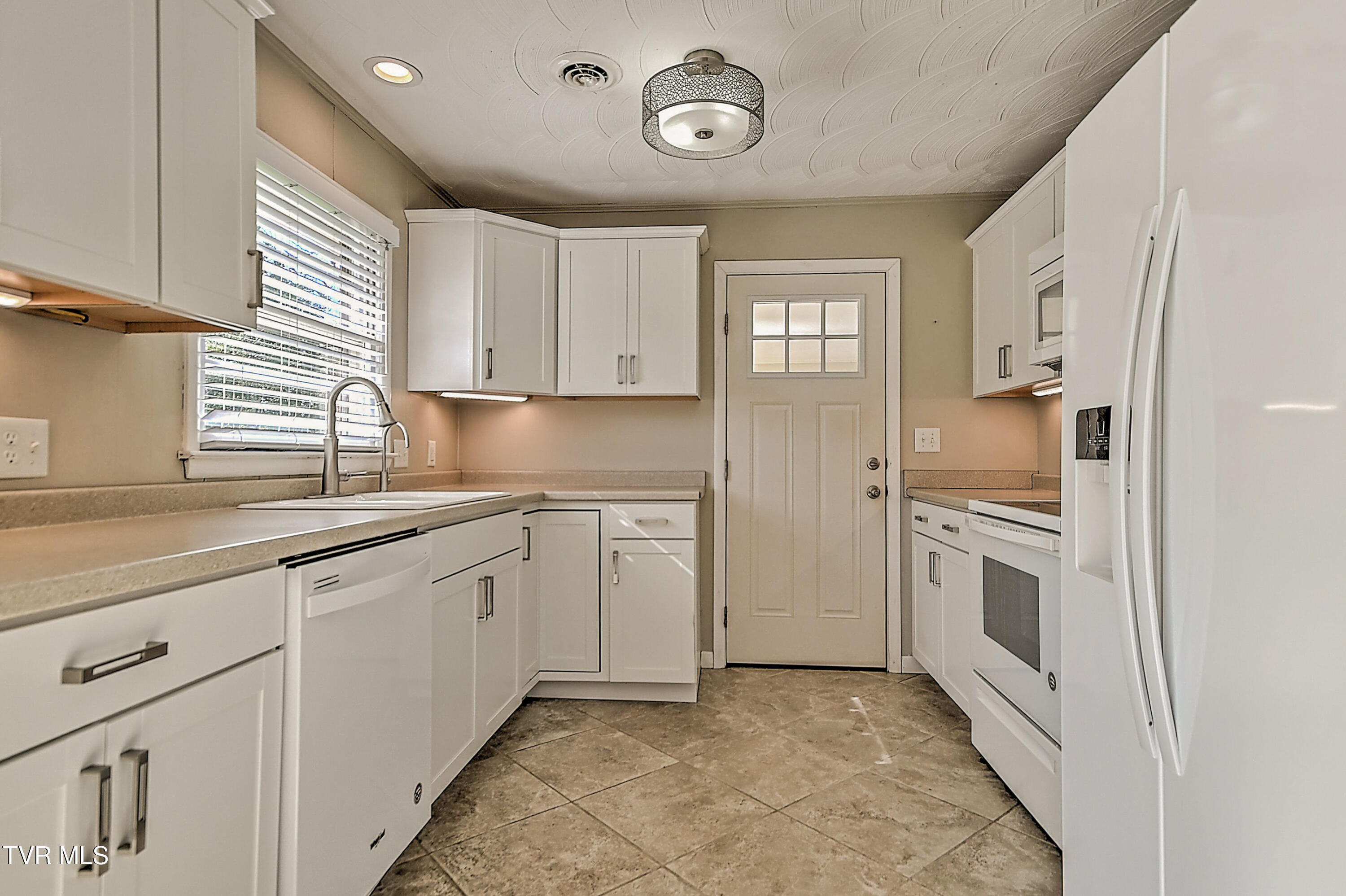 115 Edgefield Road Bristol, TN 37620 - Photo 2 of 36 115 Edgefield JC-9