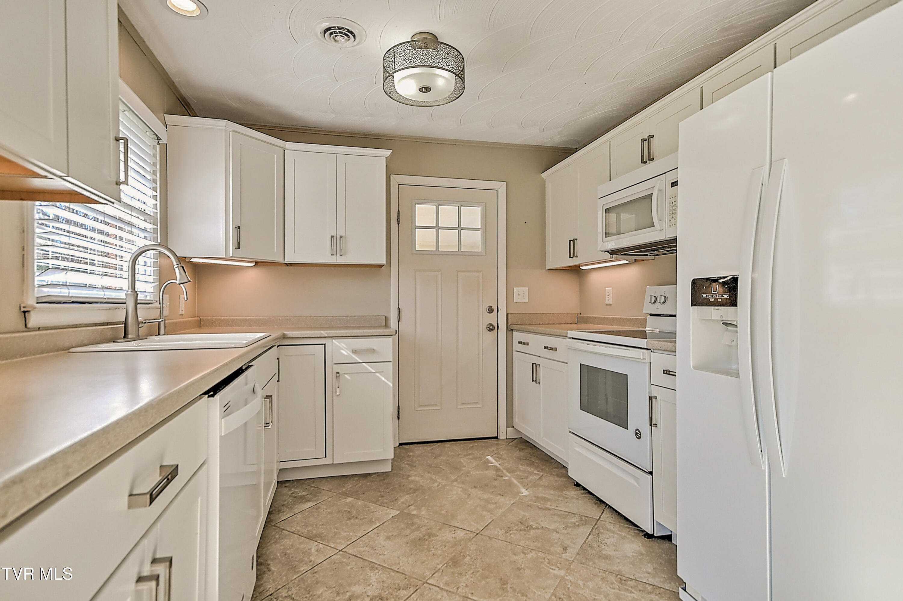 115 Edgefield Road Bristol, TN 37620 - Photo 3 of 36 115 Edgefield JC-10