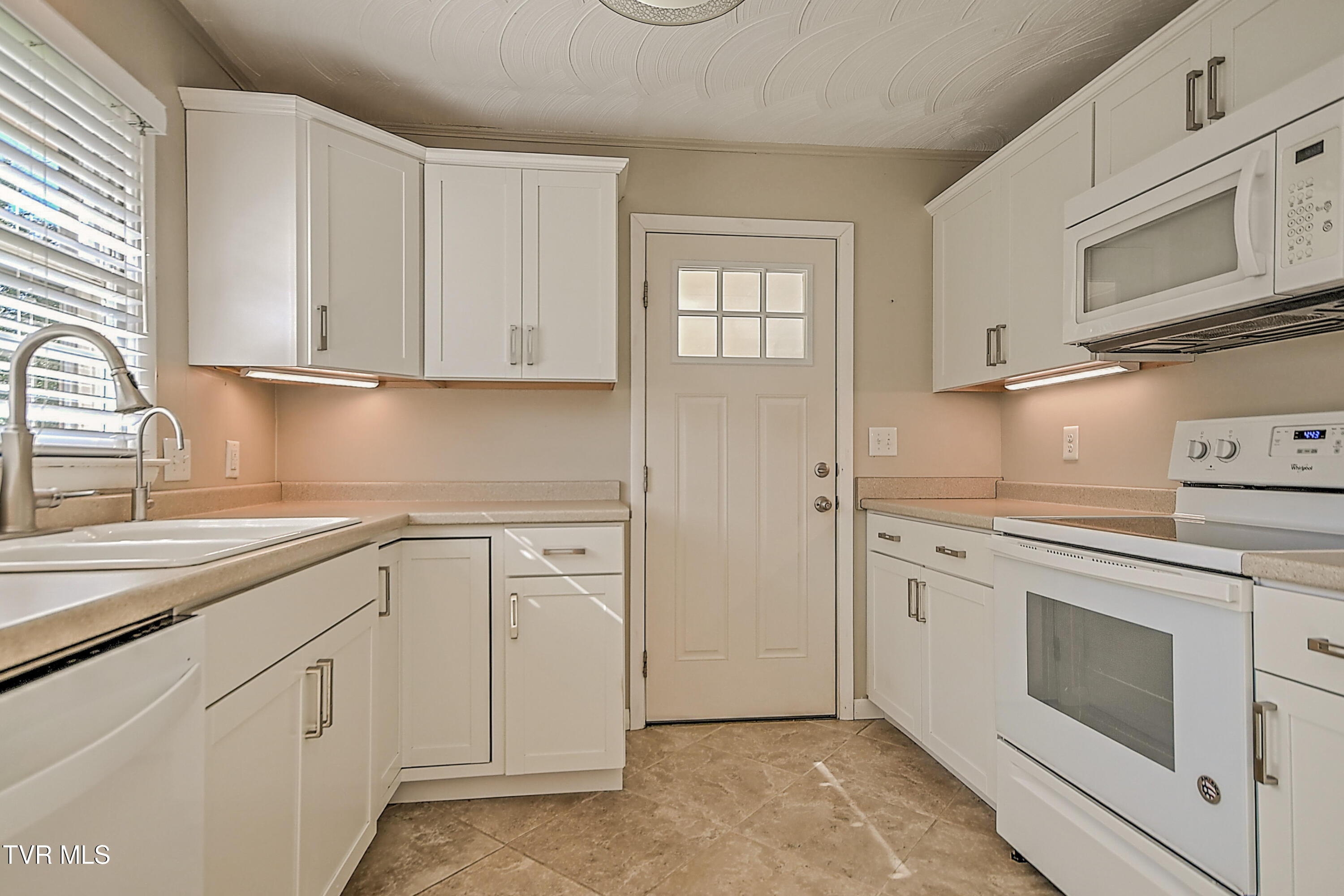 115 Edgefield Road Bristol, TN 37620 - Photo 4 of 36 115 Edgefield JC-11